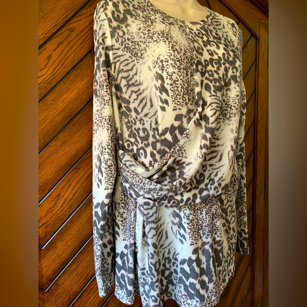 DG2 by Diane Gilman animal print sweater size large